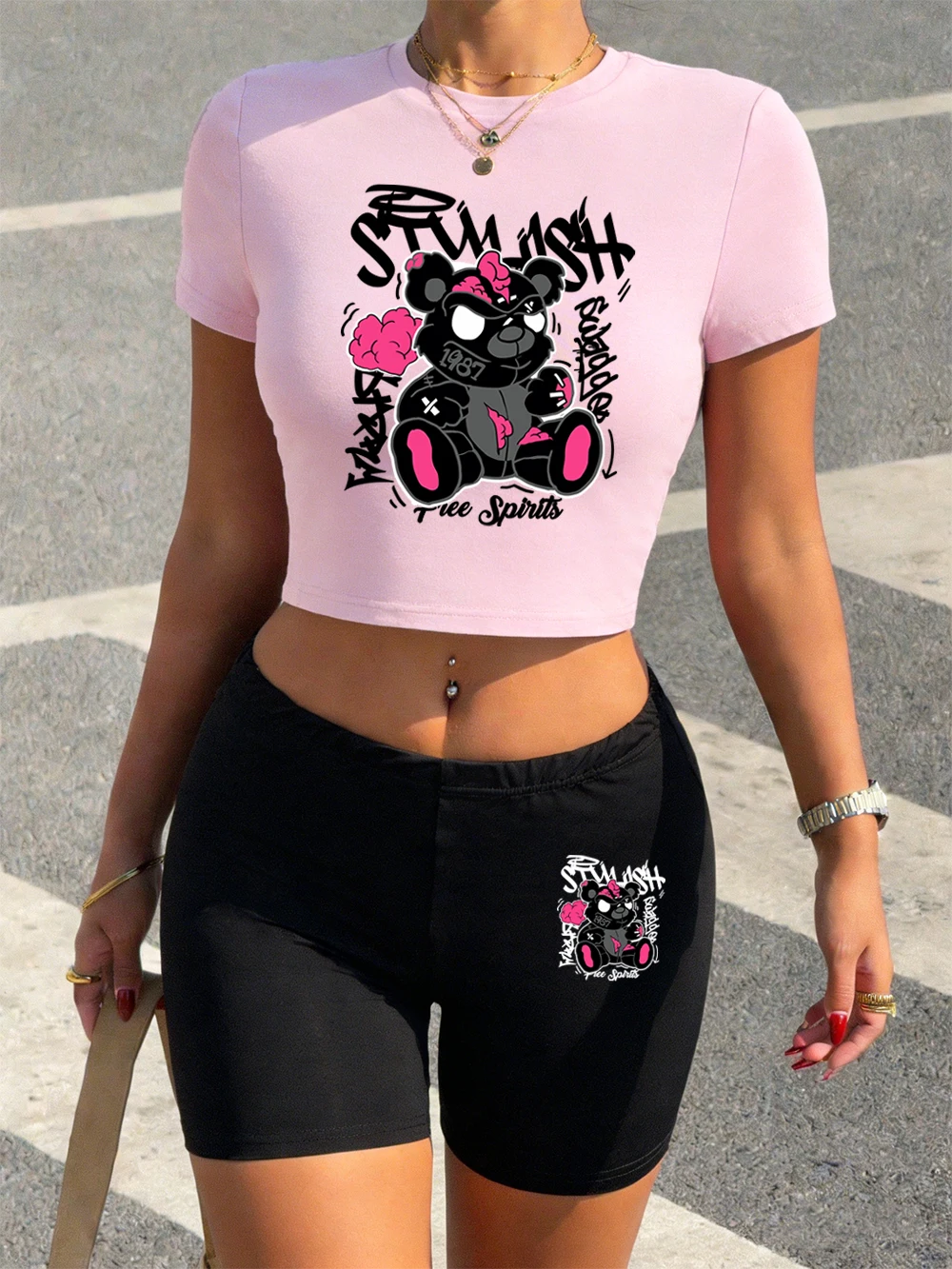 

Летний комплект из двух предметов: укороченные футболки и шорты с принтом «Медведь из прошлого», мягкие, облегающие, с круглым вырезом, высокоэластичные, для женщин