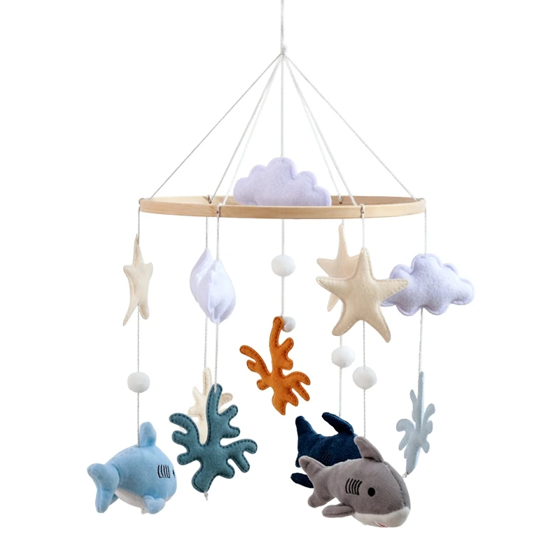 ตาปลาฉลามกลมของเด็กมอนเตสซอรี่มีเสน่ห์น่ารัก และจี้ปลาและปลาดาวขนาดเล็กที่แขวนมีสีสันสดใส