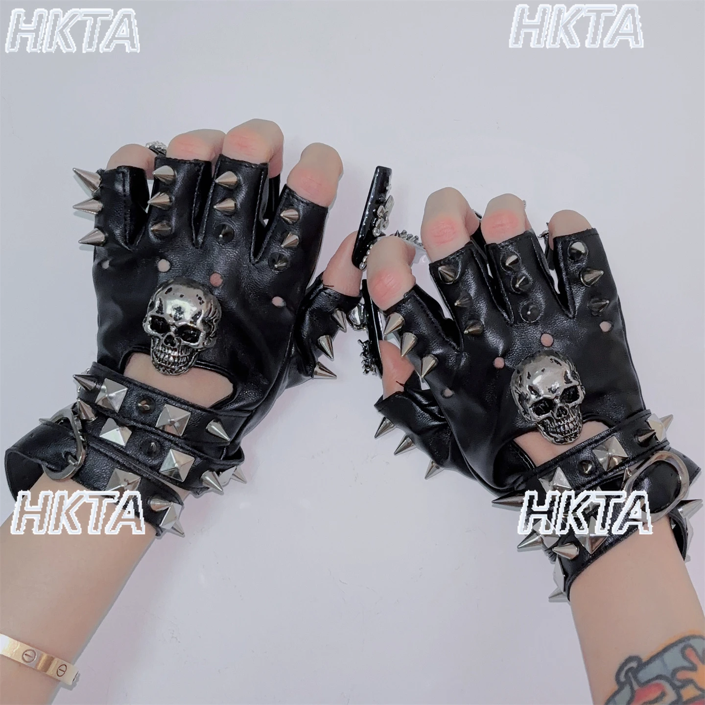 

Темные перчатки ручной работы в стиле панк Y2K Millennial Hot Girl Subculture, европейские и американские перчатки из искусственной кожи с половиной пальца, женские черные варежки на Хэллоуин