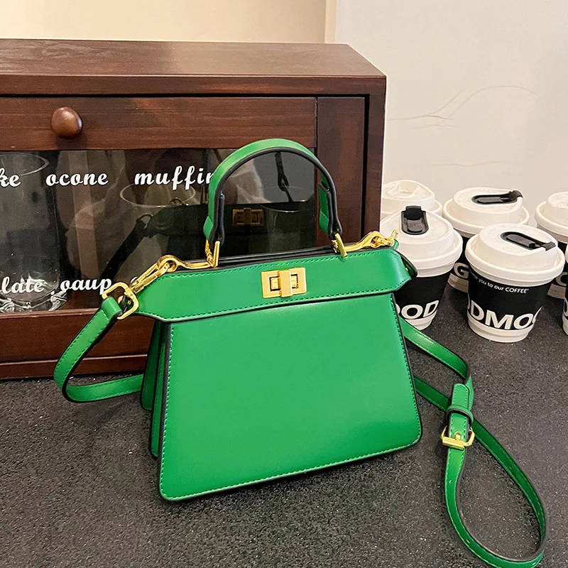 حقيبة كيلي الجديدة متعددة الطبقات لعام 2025 هي حقيبة كروس عالية الجودة وعصرية بكتف واحد للتنقل النسائي