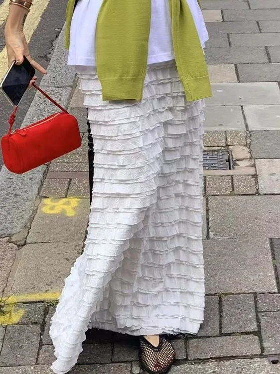 กระโปรงทรงเอไลน์ยาวปานกลาง แต่งขอบลูกไม้สีขาว เอวสูง ทรงเข้ารูป สไตล์แฟชั่นผู้หญิง ให้ความรู้สึกหรูหรา