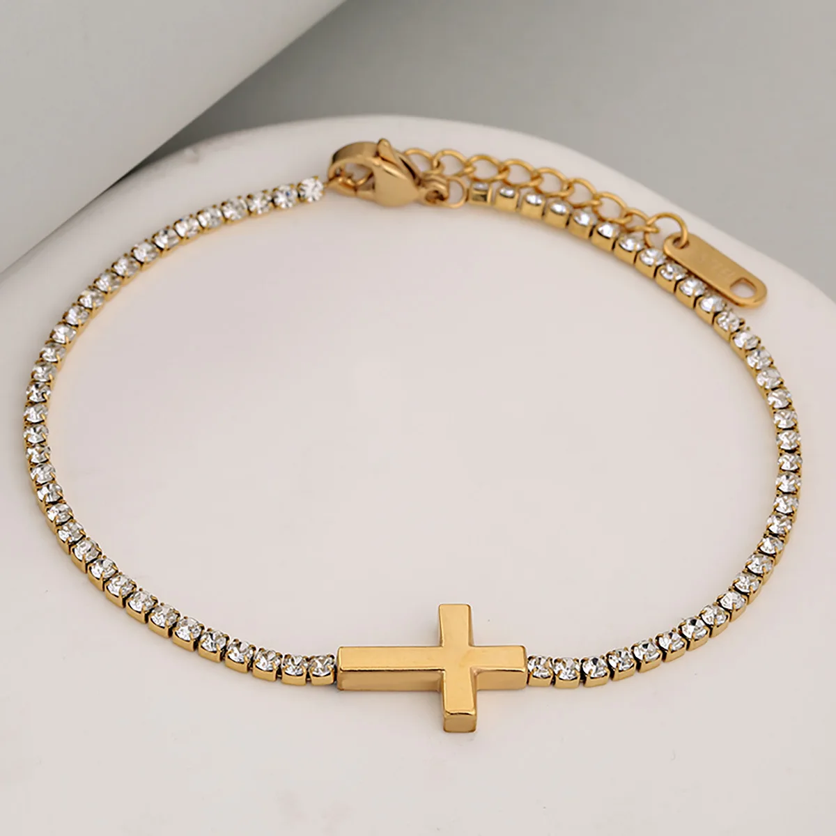 

Light Luxury Style Diamond Inlaid Light Luxury Smooth Cross Stainless Steel Chain Bracelet For Women, Outstanding & Attractive