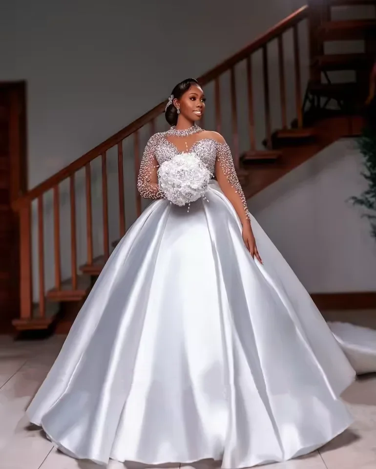 Maßgeschneidertes Afrikanisches Elegantes Weißes Satin-Hochzeitskleid mit Hohem Kragen, Spitze, Langen Ärmeln, Luxuriös Verziertes Brautkleid