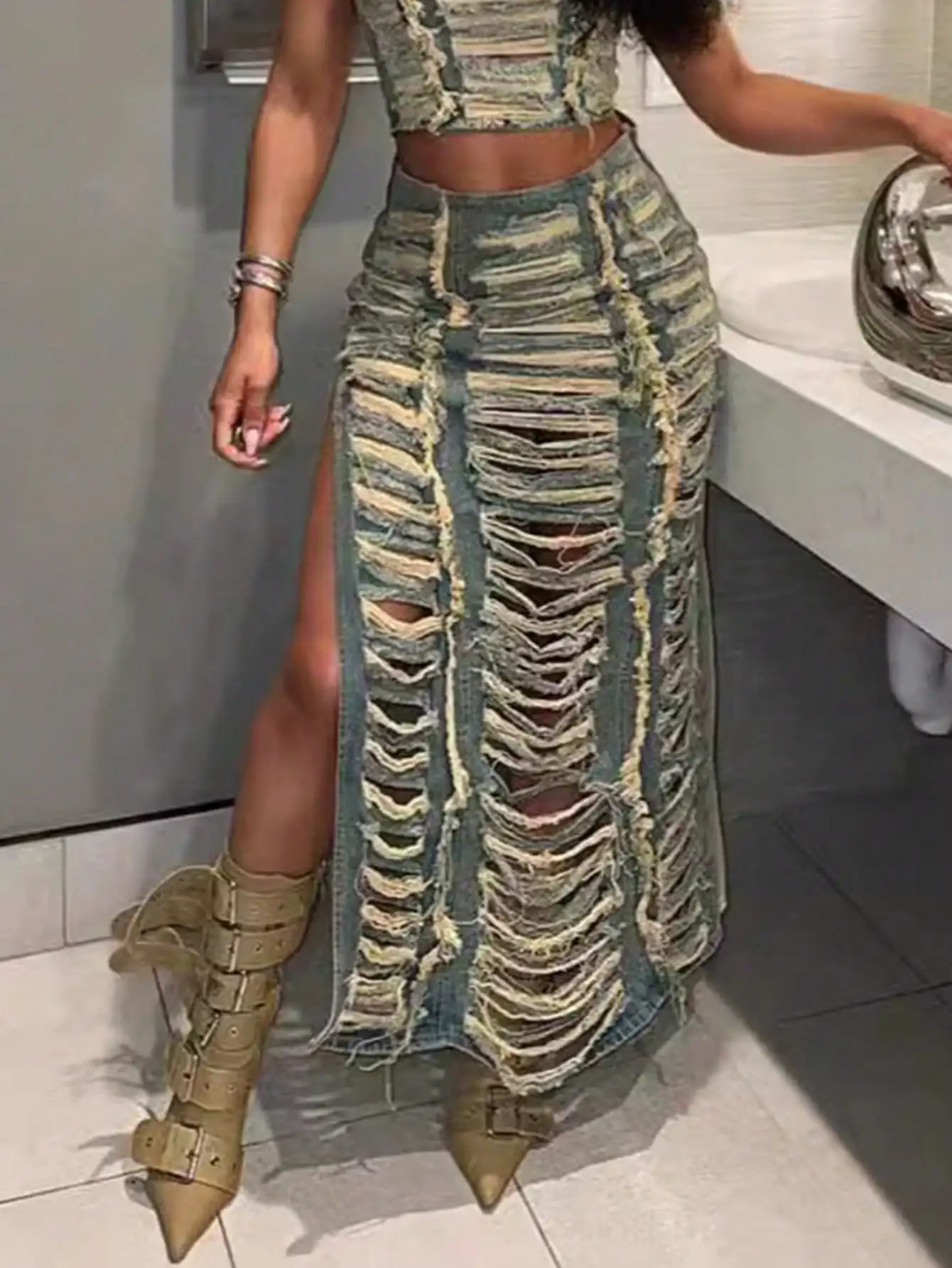 Gonna lunga in denim distressed con tagli cut-out, spacco alto e bordi sfrangiati grezzi