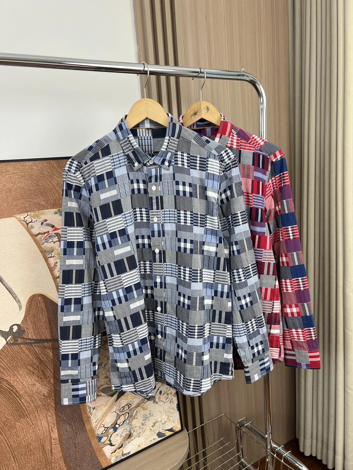 

Мужская рубашка в клетку для осеннего сезона: стильная, универсальная, с длинным рукавом, на пуговицах, приталенного кроя, с воротником-стойкой.