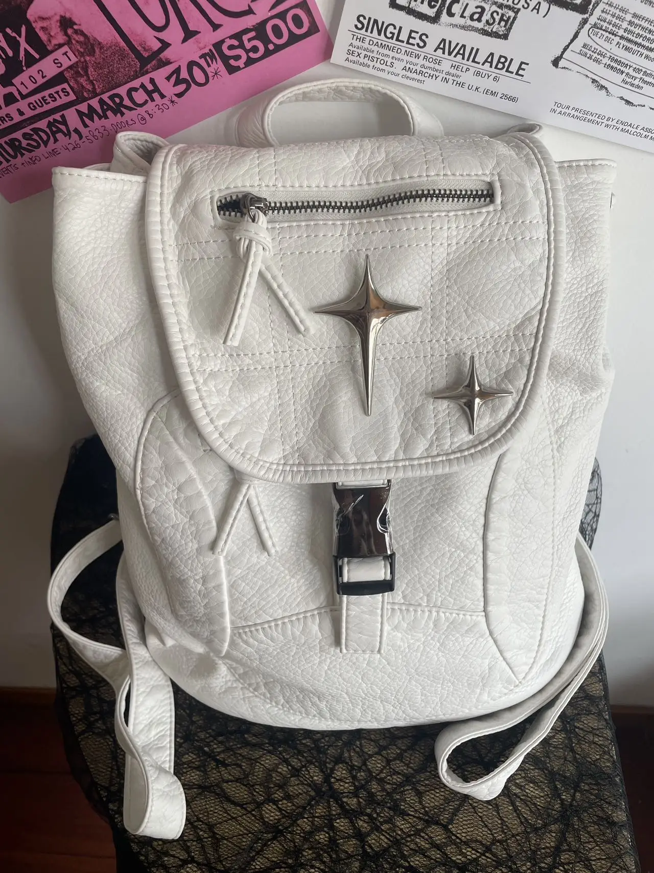 

Рюкзак в стиле Y2K с белыми звездами и заклепками, готический кожаный рюкзак для женщин, модный рюкзак со звездами