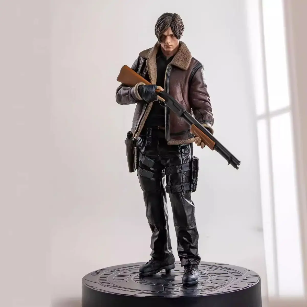 

33cm Resident Evil Leon Kennedy Figure GK PVC Action Figure Biohazard Game Leon Anime Statue Model Toys Collection Doll Gift