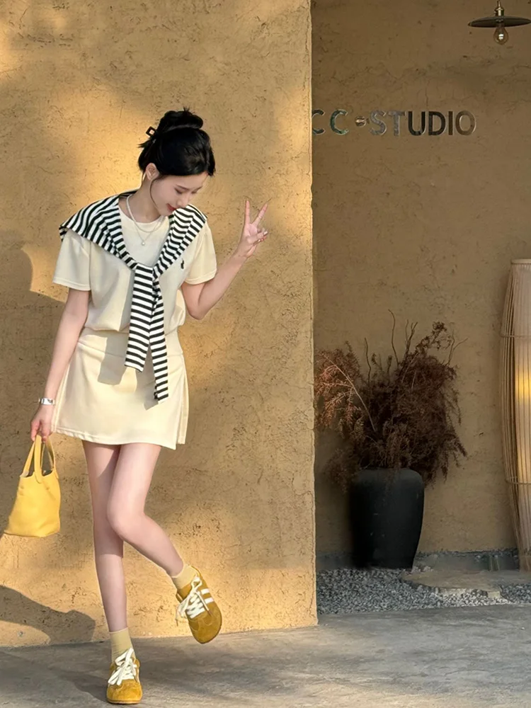 

Повседневный свободный комплект из двух предметов: футболка с круглым вырезом и коротким рукавом и юбка-брюки с высокой талией, корейский стиль