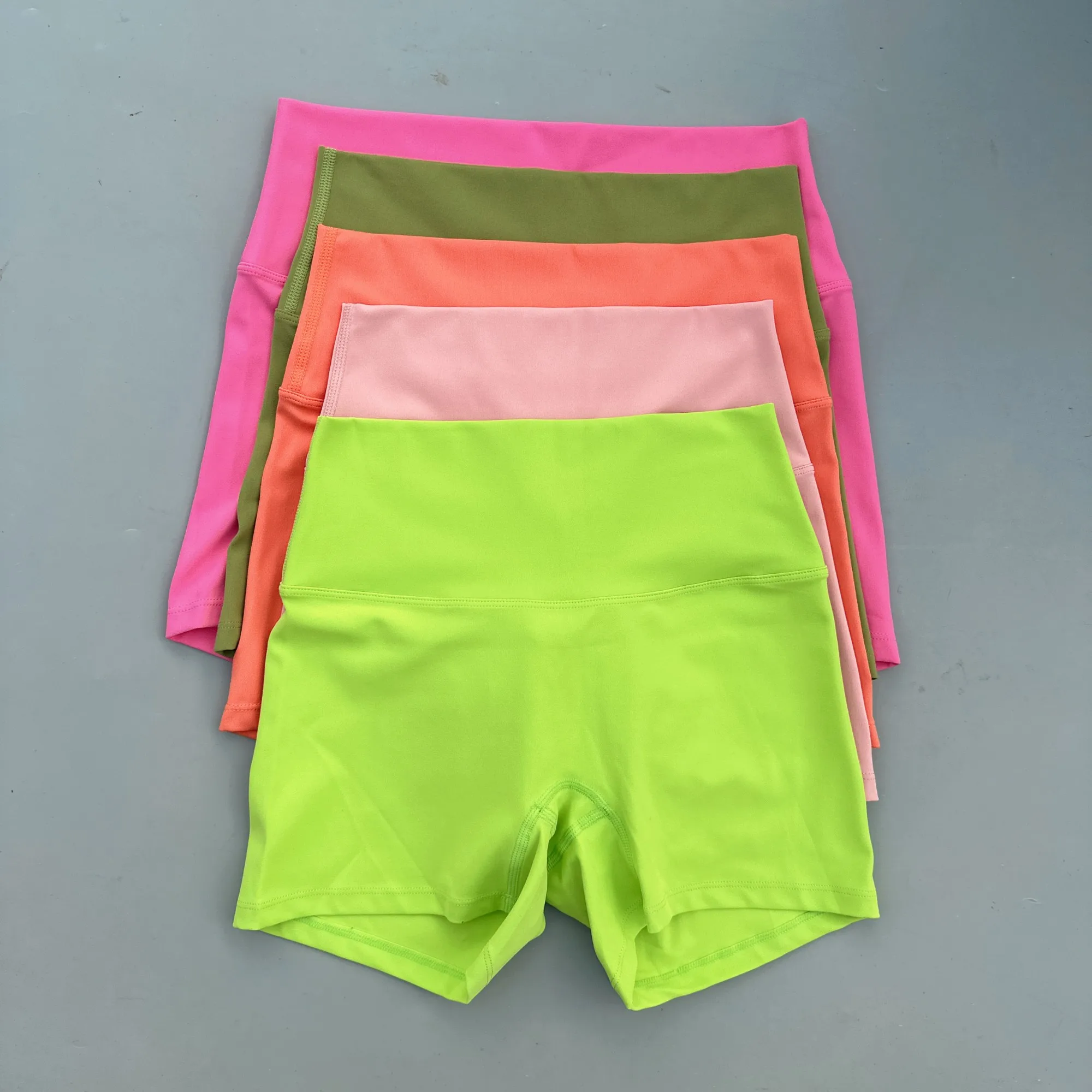 สีทึบผู้หญิงฟิตเนสกีฬาสั้นเอวสูงโยคะสั้นเลกกิ้งย่อตัวการฝึกอบรมที่ครอบคลุมจ๊อกกิ้งนักกีฬา