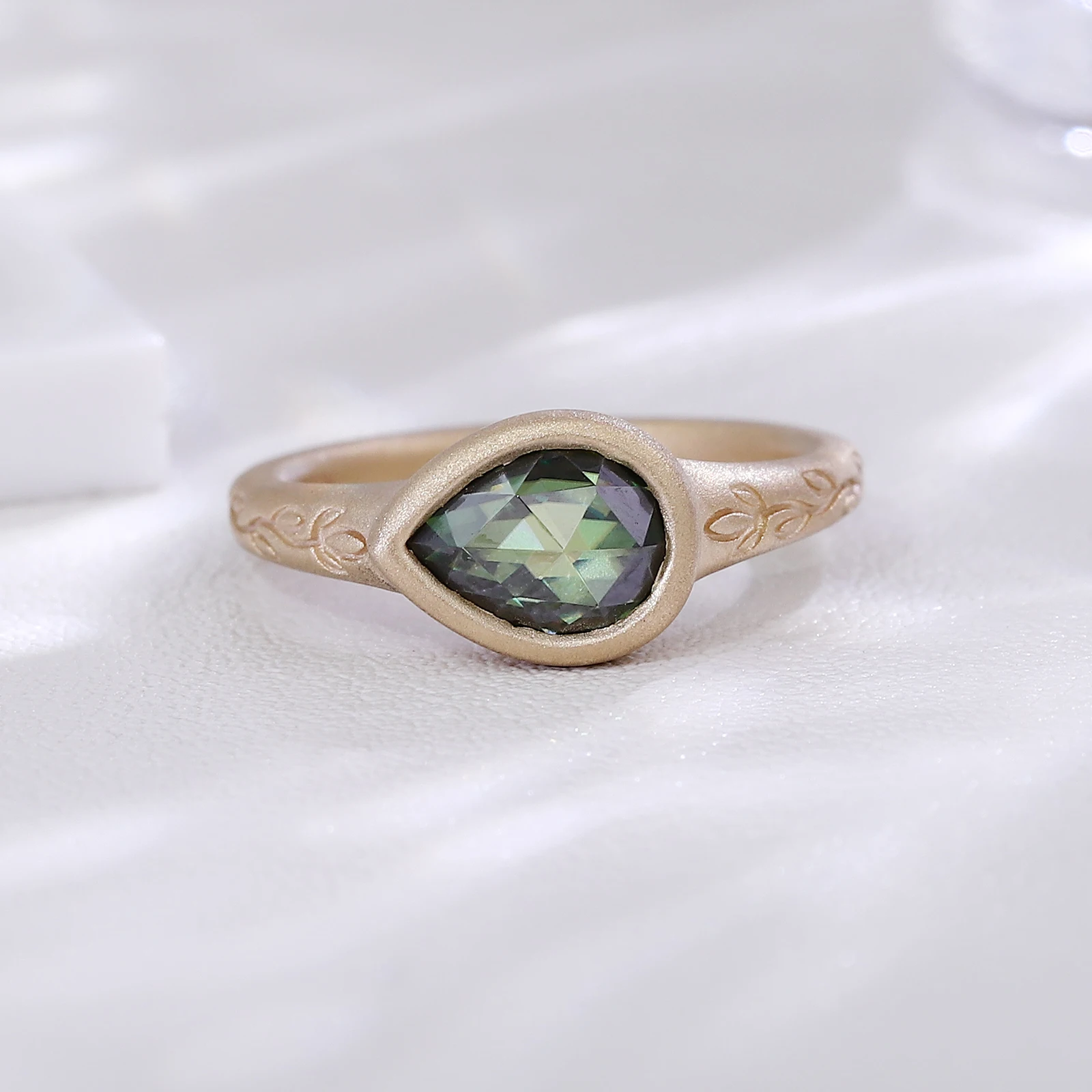 Provence 10K Yellow Gold 6*8mm Pear Rose Cut Lab Emerald Solitaire Ring Frosted Vine Pattern Band Anniversary Gift for Women