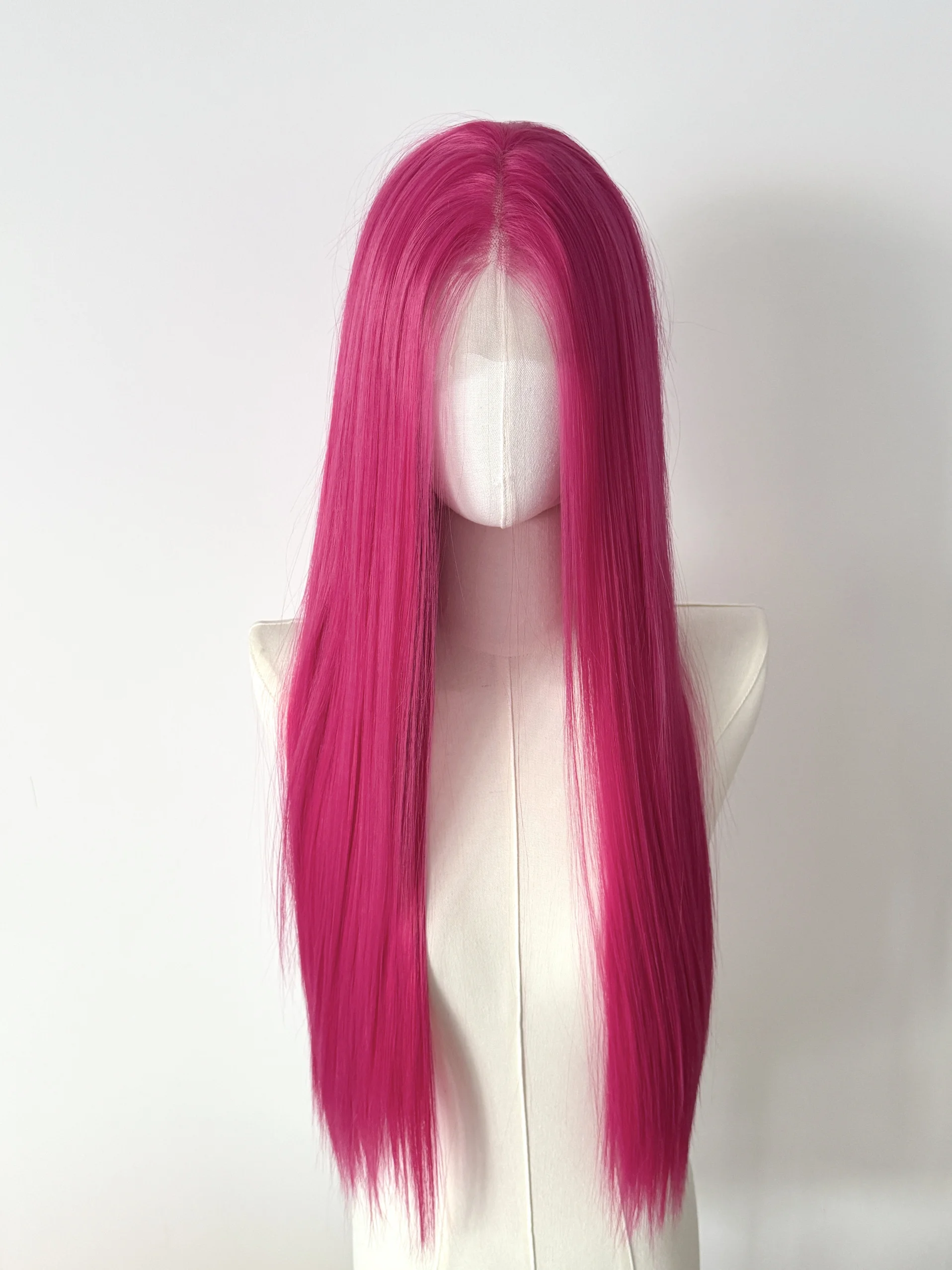 วิกผมลูกไม้สีแดงกุหลาบสำหรับผู้หญิง ถอนขนแล้ว ผมตรงยาว 13*4  วิกผมสังเคราะห์ทนความร้อนแบบธรรมชาติสำหรับคอสเพลย์ ขนาด 26 นิ้ว