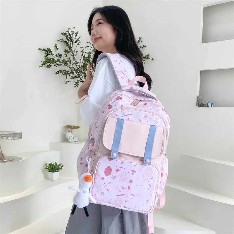 Mochila escolar sencilla de estilo universitario para estudiantes y adolescentes, morral de viaje con bonito colgante, de gran capacidad, a la moda