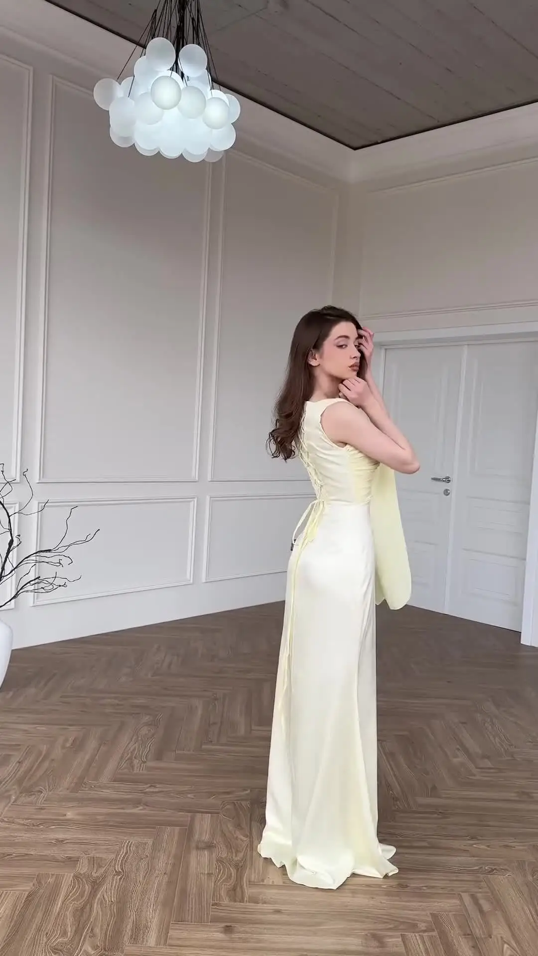 فساتين حفلات ربيعية فاخرة وناعمة وأنيقة للنساء فستان طويل نحيف مقسم من الساتان وأكمام طويلة فستان مجوف بكتف واحد