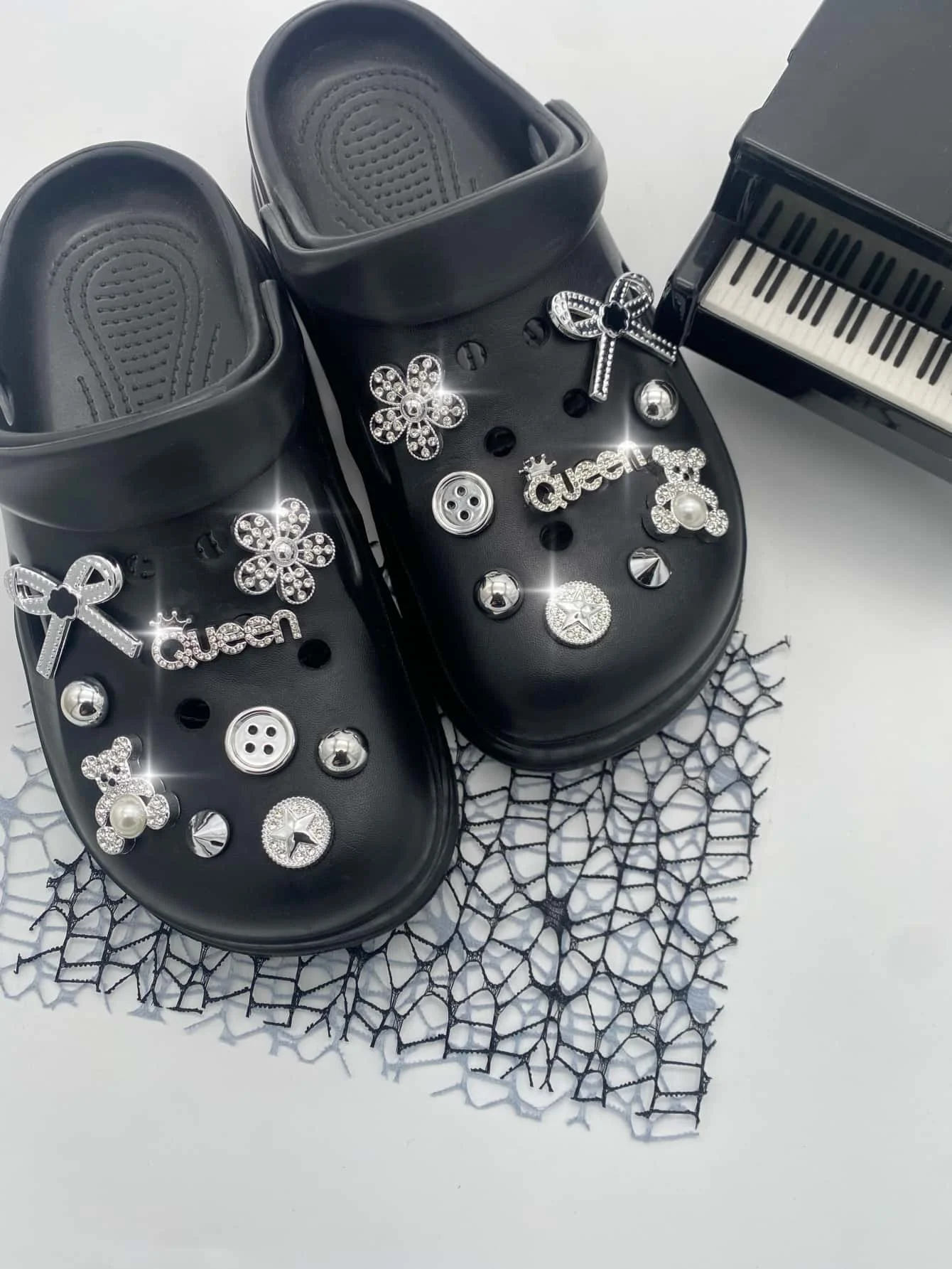 18pcs Fashion Bear & Button DIY Detachable Shoe Charms – Cute Garden Shoe Buckles & Sandal Decorations for All Seasons. Perfect