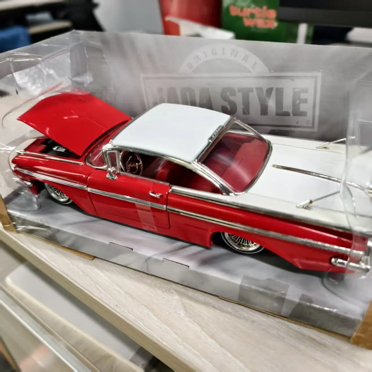 Static Die Casting 1:24 Scale Simulation Chevy Impala Alloy Coupe Collection Memorial Car Model