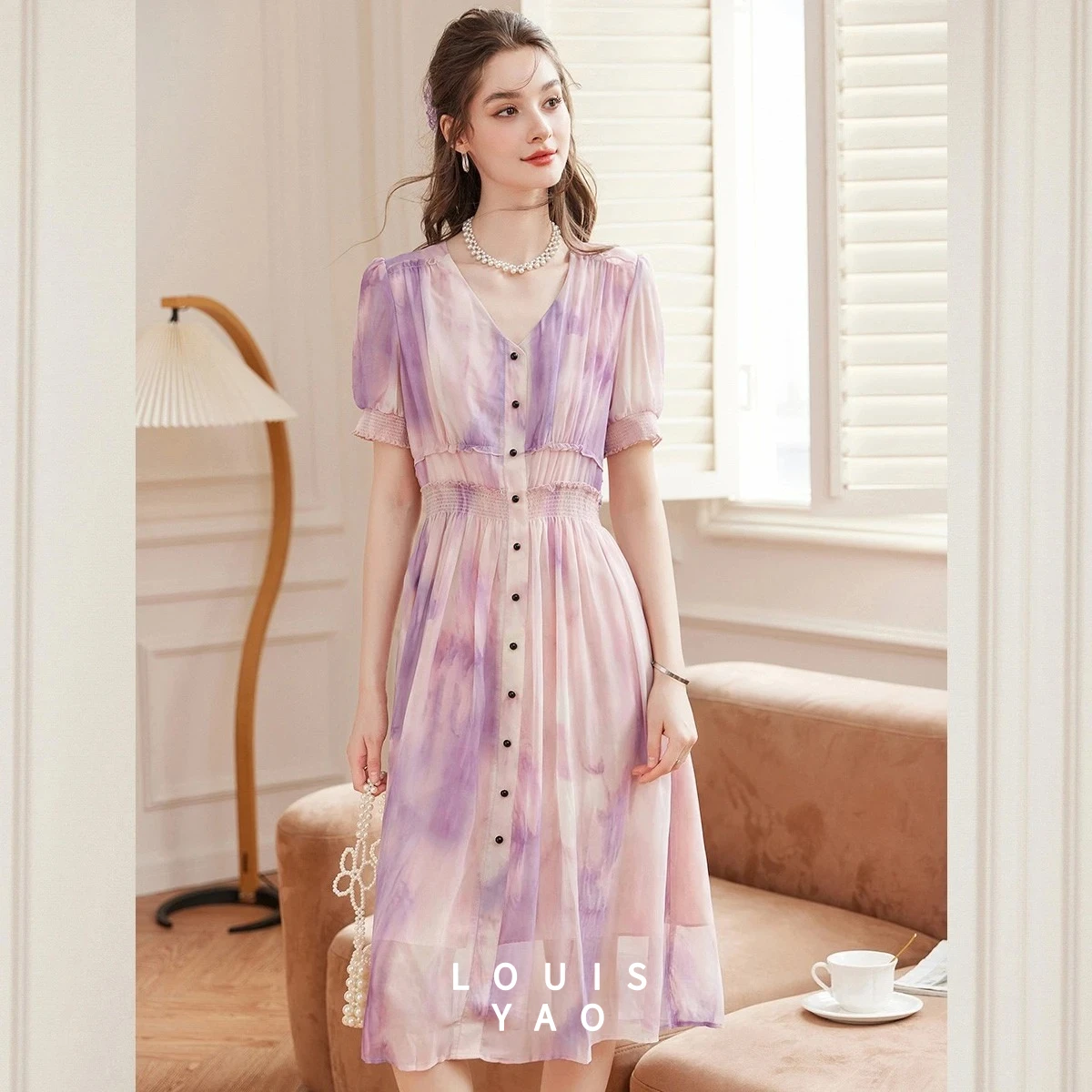 

Платье LOUISYAO Design Sense Halo Long Dress 2025: Элегантное повседневное женское платье с V-образным вырезом, приталенное, с коротким рукавом, с драпировкой