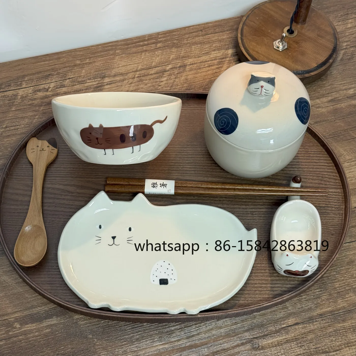 One Person Eats Coarse Pottery Tableware, Cute Cat, Home ，Restaurant