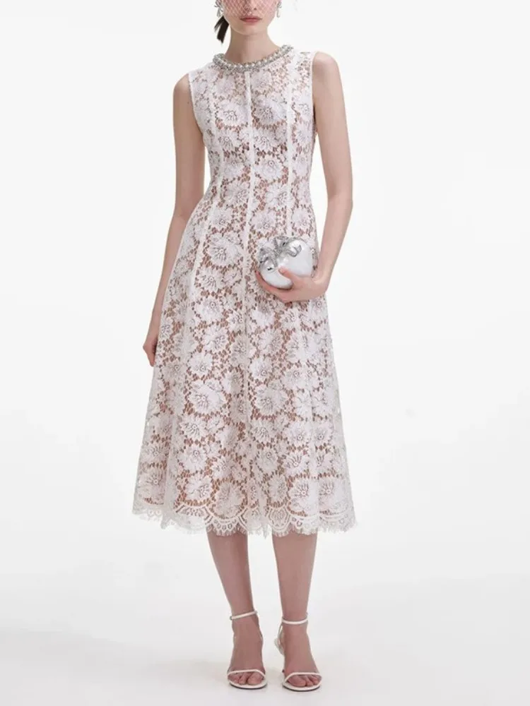 2025 Nuova moda estiva femminile pizzo scava fuori fiori abiti a metà polpaccio chic bordo perline o-collo slim fit elegante abito senza maniche