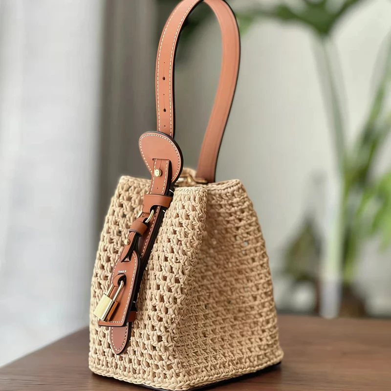 

Мини-пляжные сумки-ведра из соломки для женщин: роскошные дизайнерские сумки и клатчи 2026 года, новинка, вязаные из папируса, ажурные, на плечо/подмышку