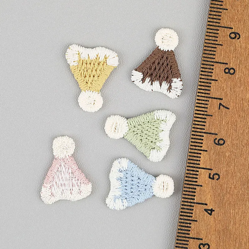 50 Stück 1,5 x 1,8 cm niedliche kleine bestickte Hut-Aufnäher für Haarspangen-Accessoires, Hut, Stofftasche, Dekorationsaufnäher – Detail 3