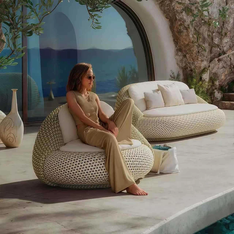 

Всепогодный комплект мебели из искусственного ротанга (PE) - уличная плетеная мебель для патио с кофейным столиком-оттоманкой и глубокими серыми подушками