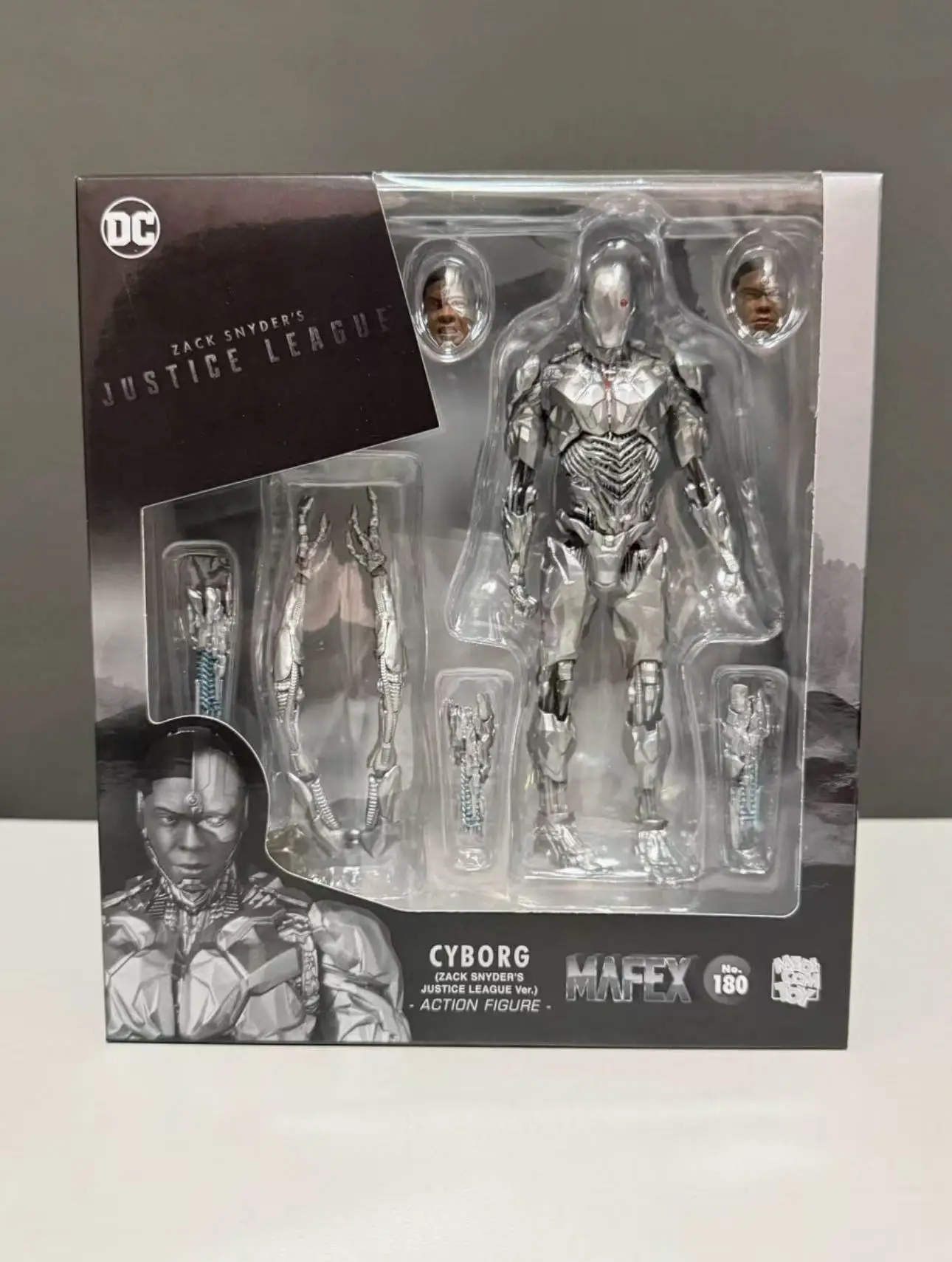 En stock MAFEX Zack Snyder Justice League Cyborg 2.0 Figurine d'action de 6 pouces