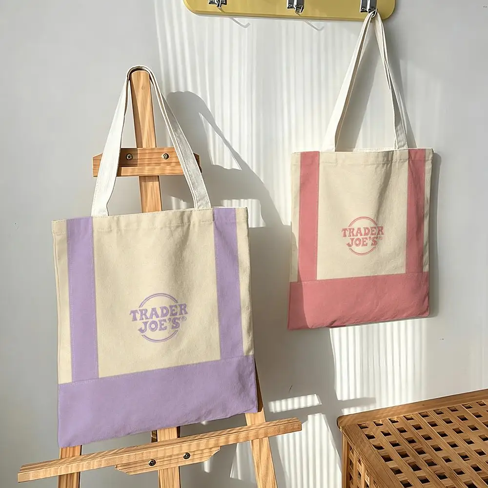 Las bolsas de lona de la marca TJ, de diseño sencillo y color liso, son ideales para llevar a clase, ir de compras, como regalo o para el día a día.