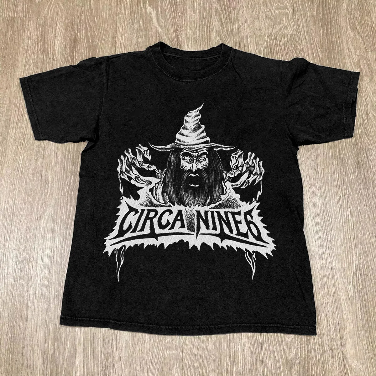 

Модная футболка с дизайном черепа — идеально подходит для повседневного уличного стиля!