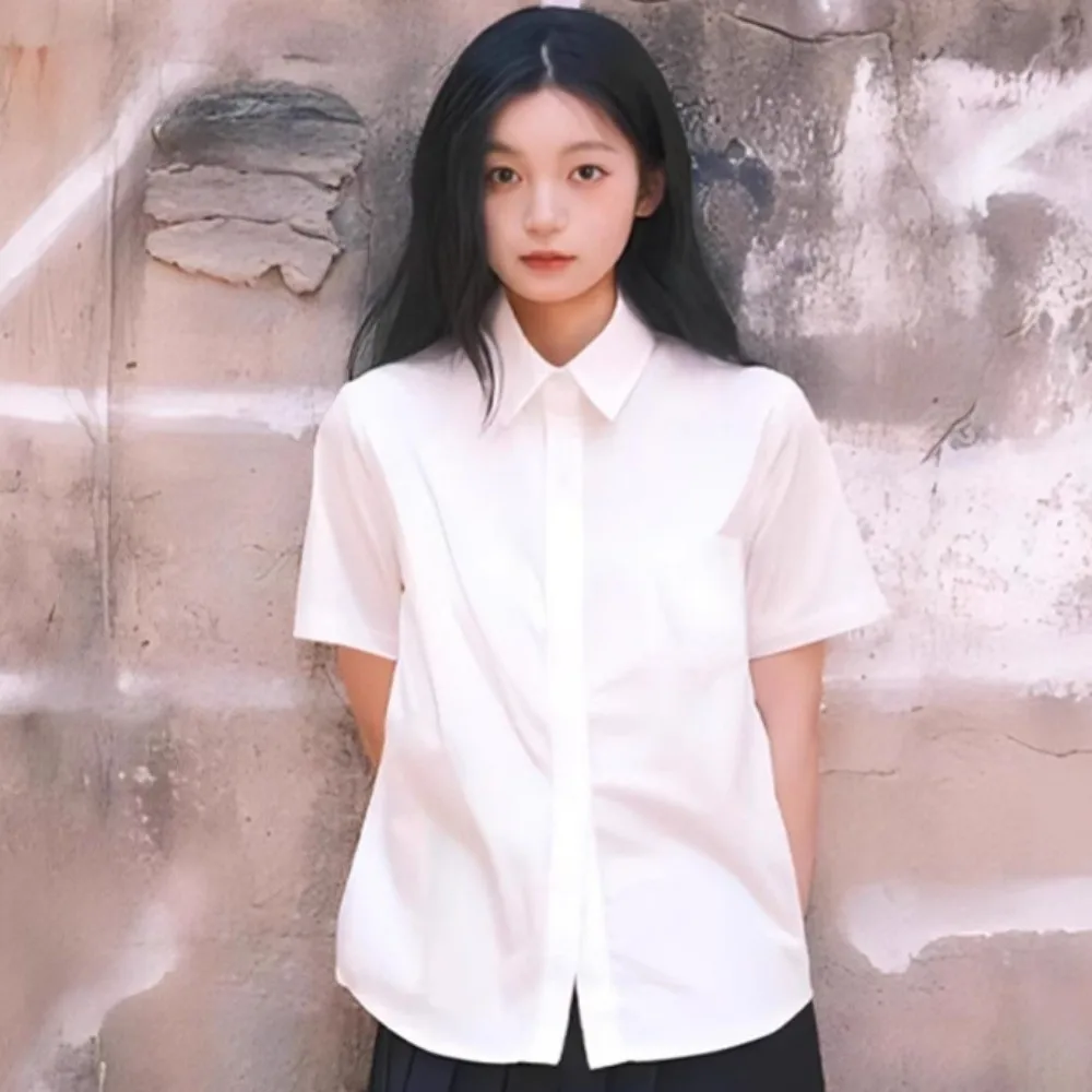 Camisa blanca clásica informal, estilo preppy básico, camisa holgada, blusa sencilla de manga corta para estudiantes de secundaria