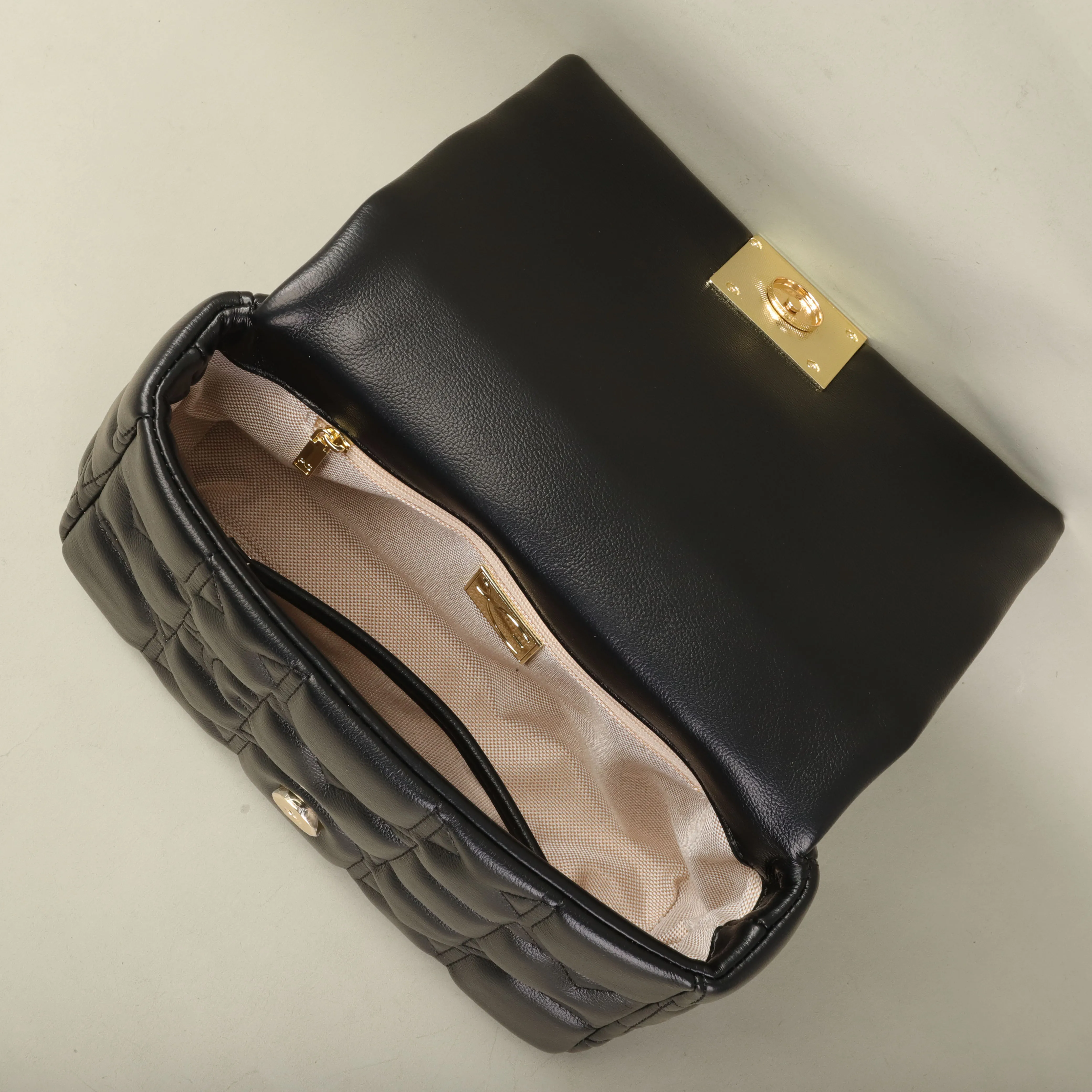 PG Schultertasche 2026 Einfaches, hochwertiges Design mit gestickten Buchstaben, Klappdeckeltasche, modische Damen-Umhängetasche für den Alltag. – Detail 6