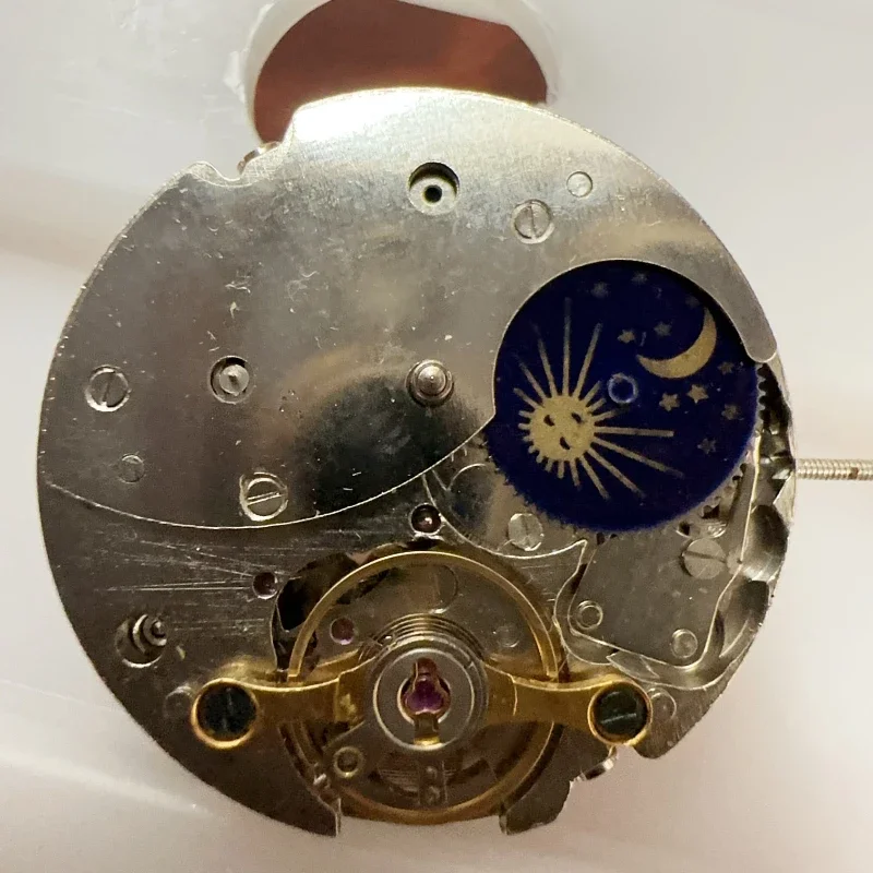 Watch accessories: 7120 traditional movement, 6 o'clock balance wheel, 3 o'clock star movement