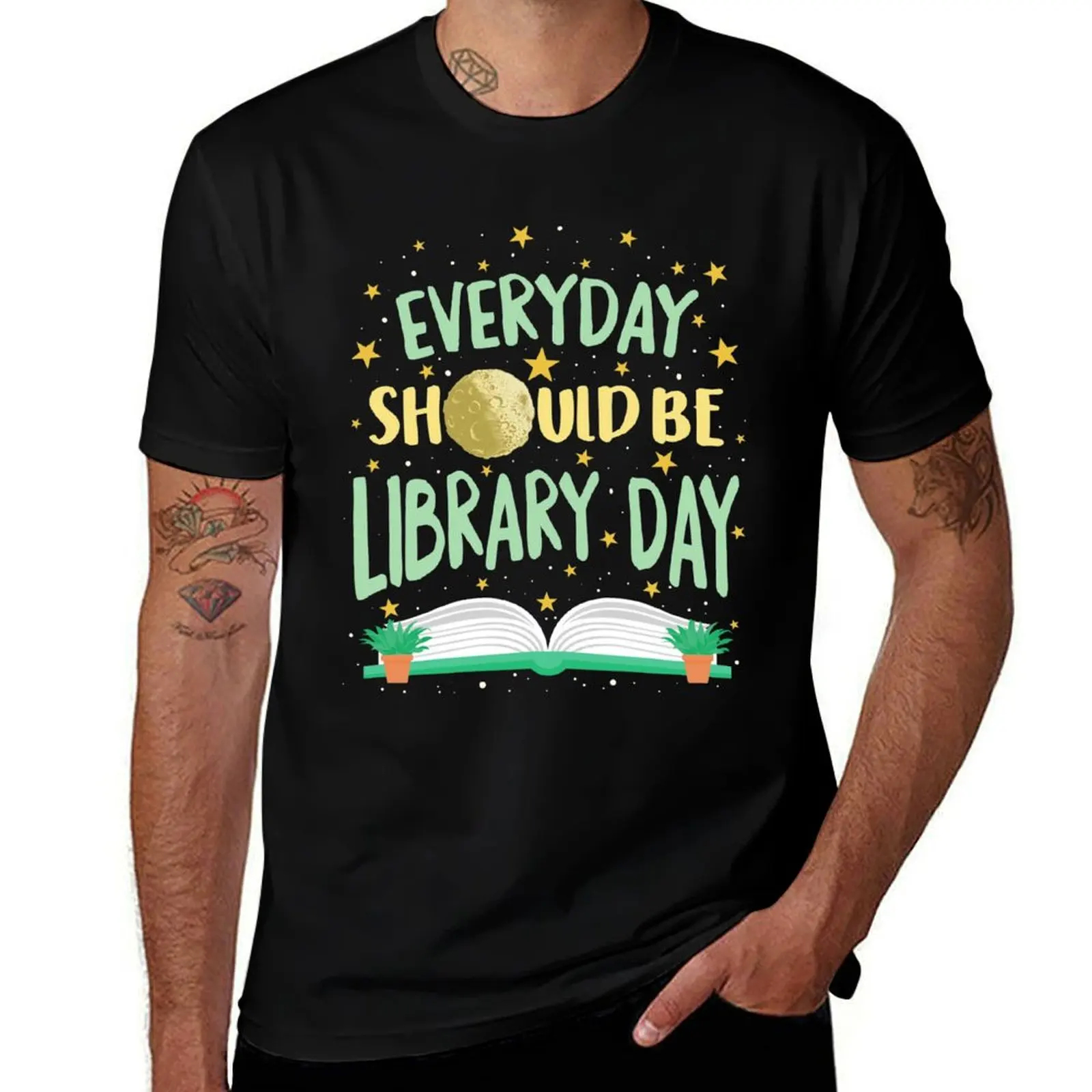 Todos los días deben el día de la biblioteca estrellas espaciales planetas Marte libros de lectura amante de los libros bibliotecario regalo camiseta