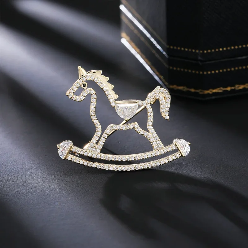

2025The small wooden horse brooch is cute, elegant and simple, suitable for both men and women. It is a personalized pin