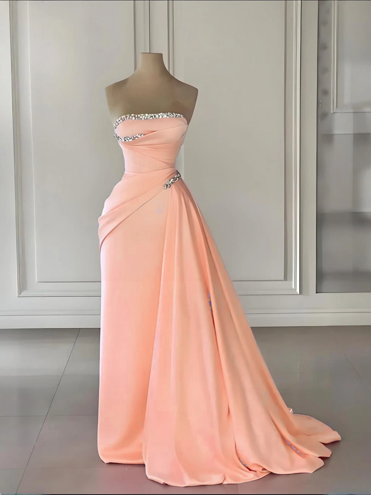 أنيقة بدون حمالات عارية الذراعين الوردي فساتين لحضور الحفلات الموسيقية 2025 مطرز الطيات فساتين السهرة الساتان رداء دي سواريه فستان وصيفة الشرف بسيط