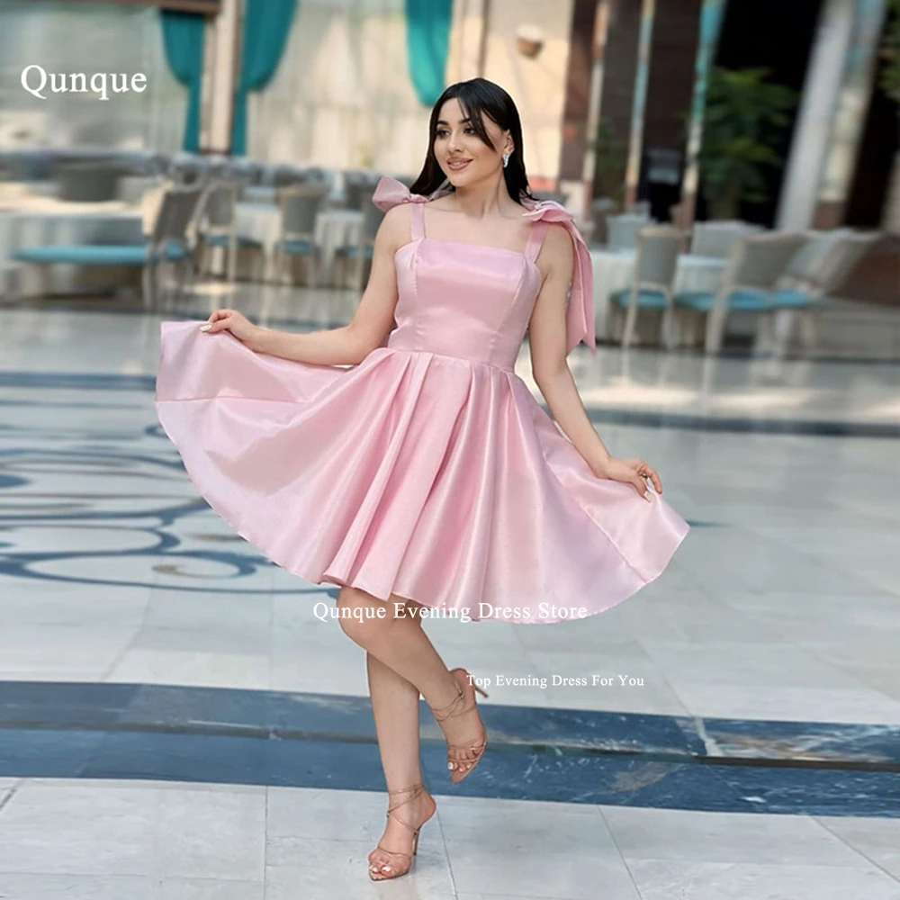 

Qunque Spaghetti Straps Mini Homecoming Dresses for Teens Satin Ruched Above Knee Graduation Dress Keen Length Vestidos De Festa