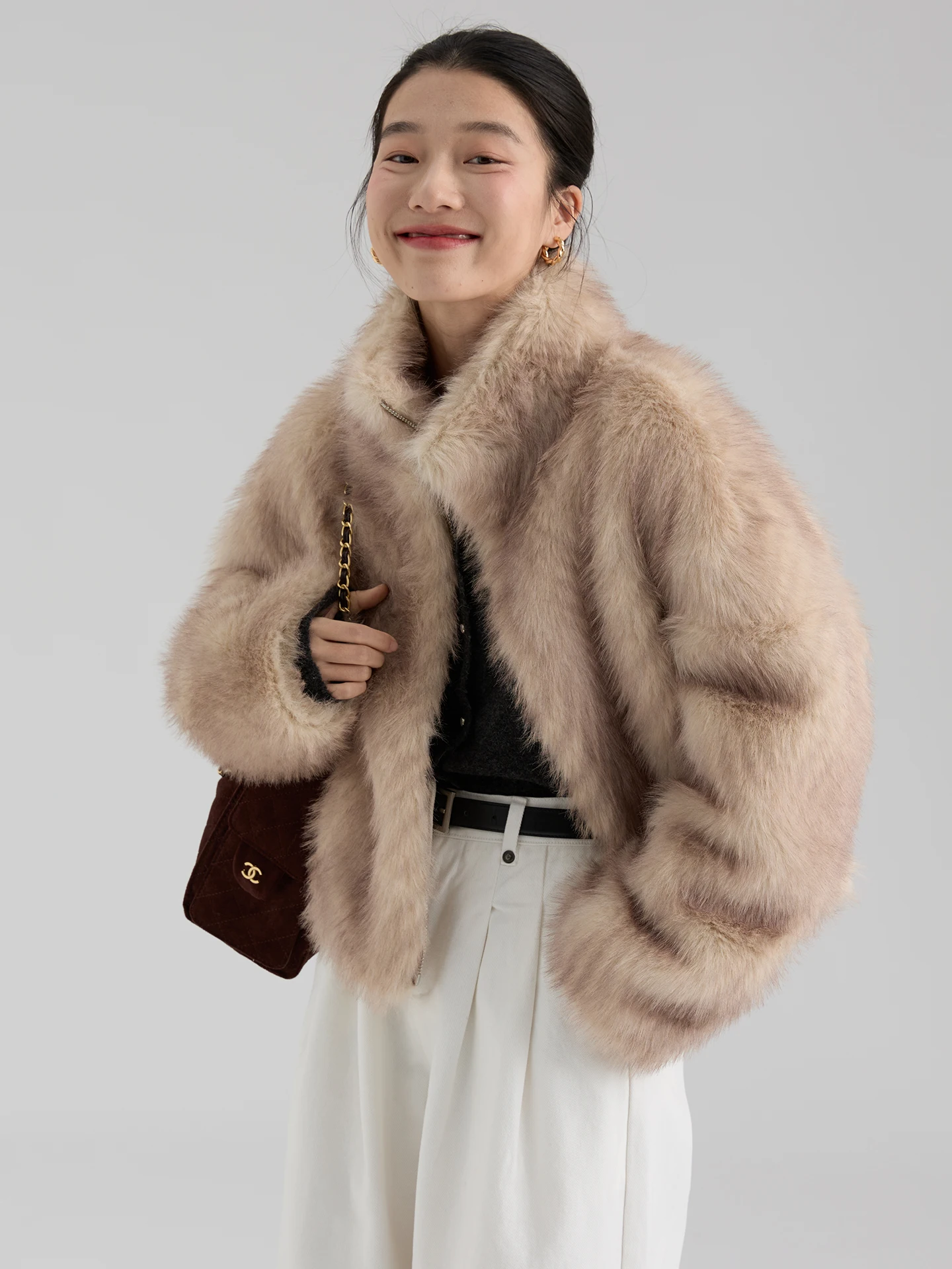 

Новая зимняя коричневая куртка из искусственного меха для женщин, теплая, свободного кроя, с длинными рукавами, корейская версия Dwind2026