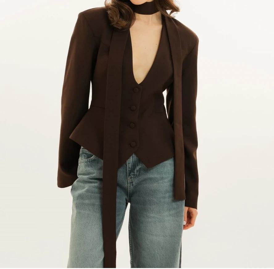 Roupas femininas 2025 nova moda cor sólida com decote em v tem um senso de design cachecol com manga longa casual pequeno terno jaqueta topo