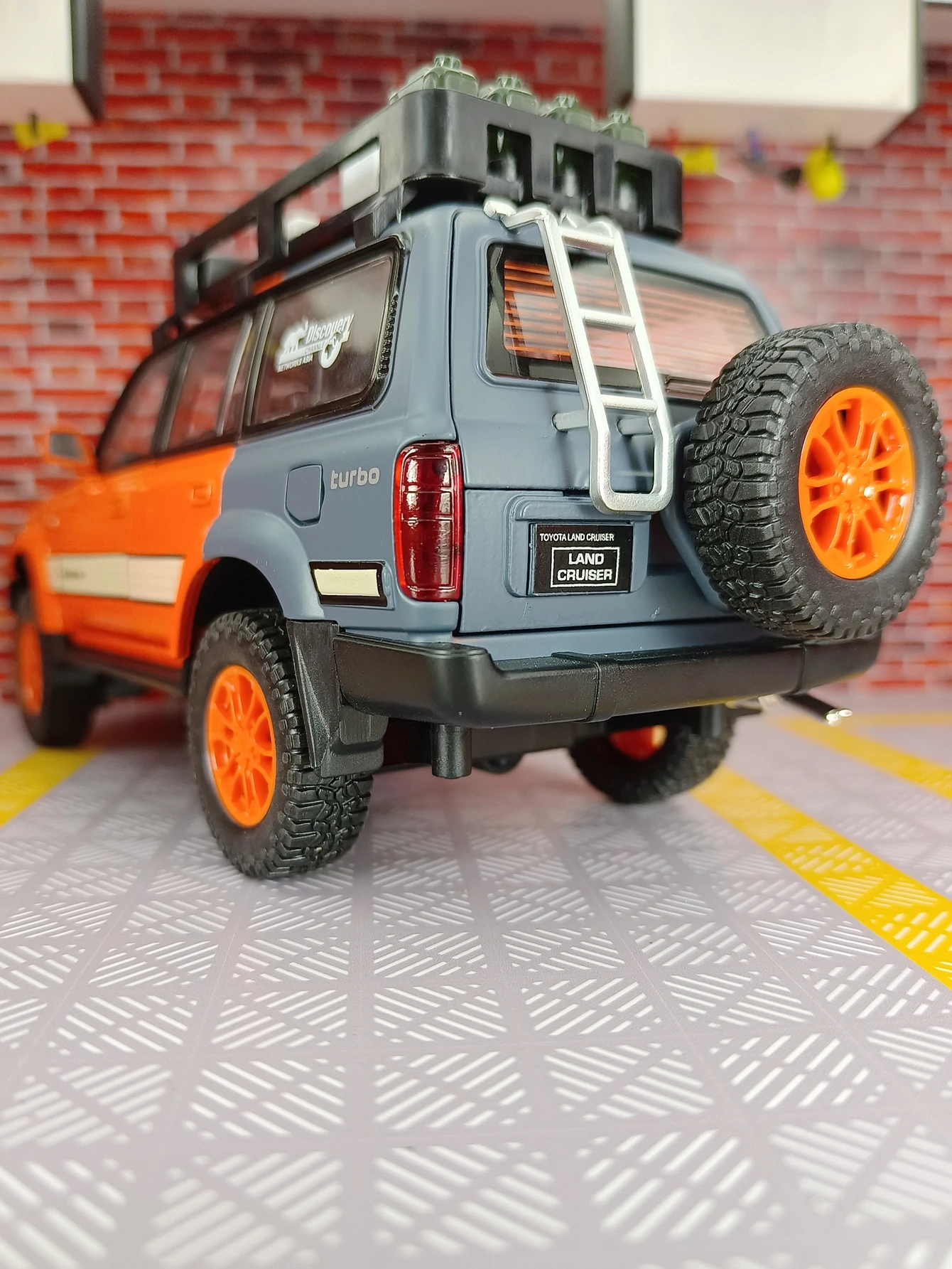 Modelo de vehículo todoterreno de aleación Toyota Land Cruiser LC80 1:24, colección de accesorios de coche, puertas y capó de motor, el maletero se puede abrir