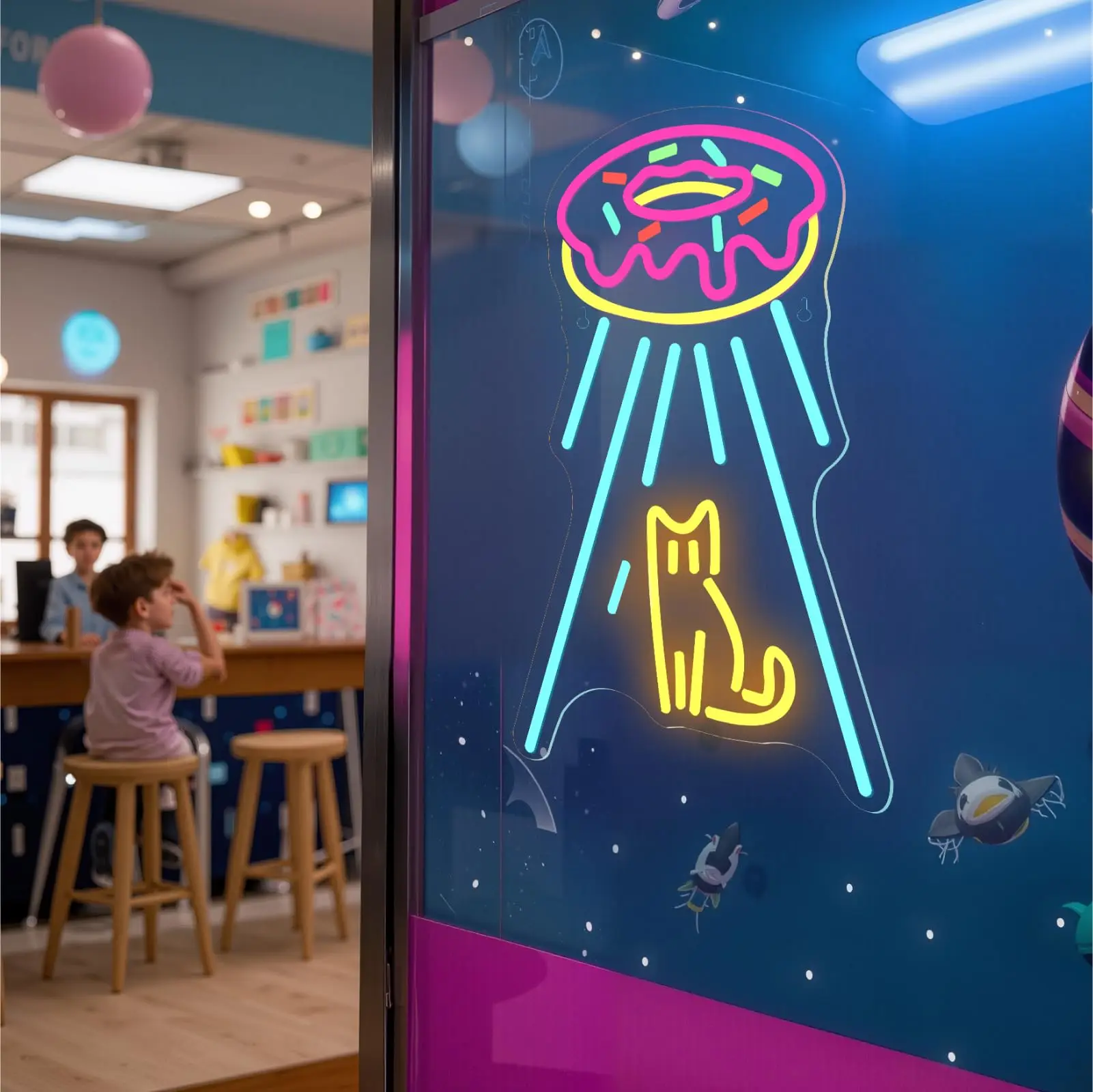 독점 네온 고양이 우주선 LED 사인 - 조광 가능한 패널 디자인 |   도넛 & UFO 요소 |   디저트 가게용 USB 전원 벽 장식