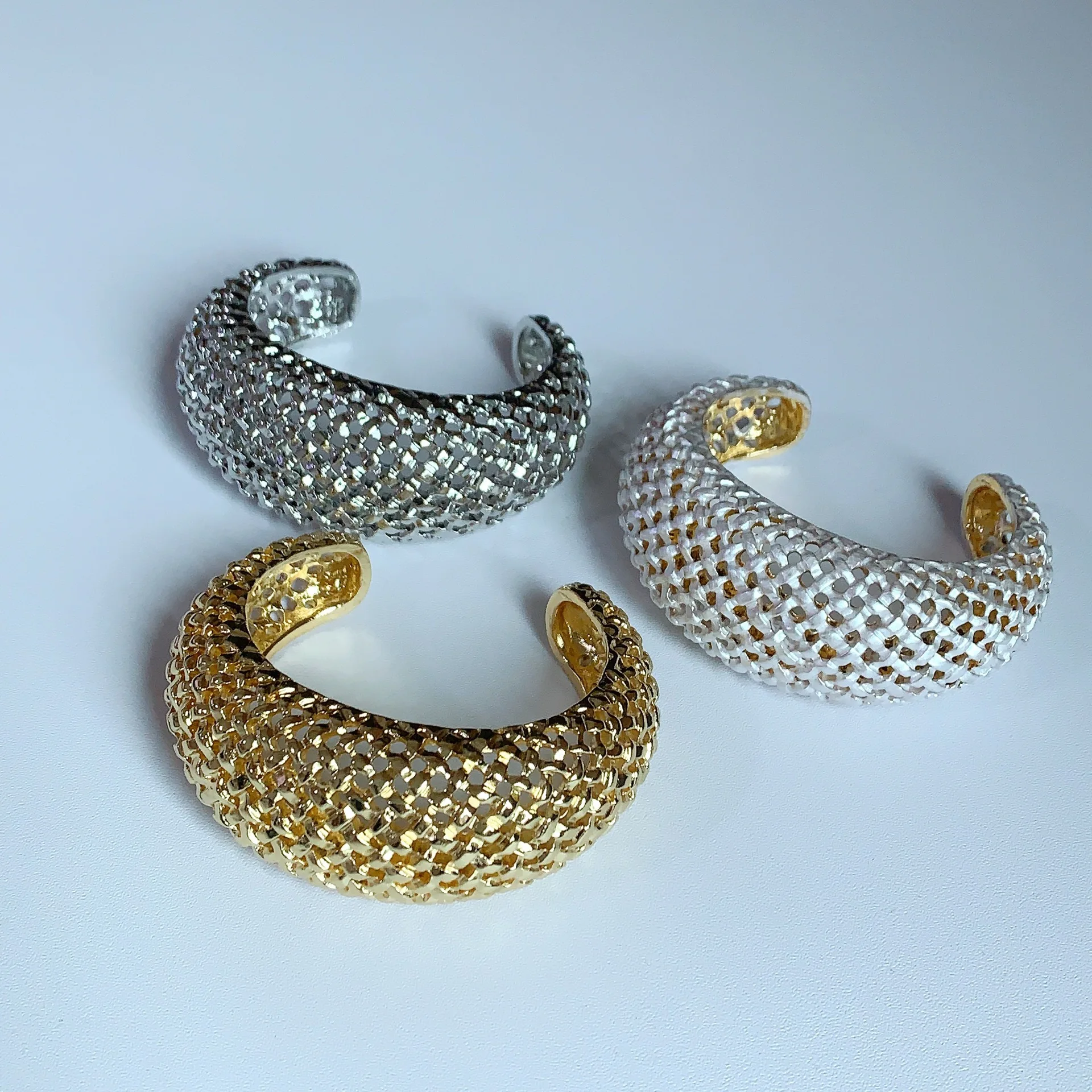 

Retro Hollow Out Mesh Weave Bracelet Female Luxury Metal Wide Open Bangle Elegant Fashion Adjustable Wrist Jewelry for Women