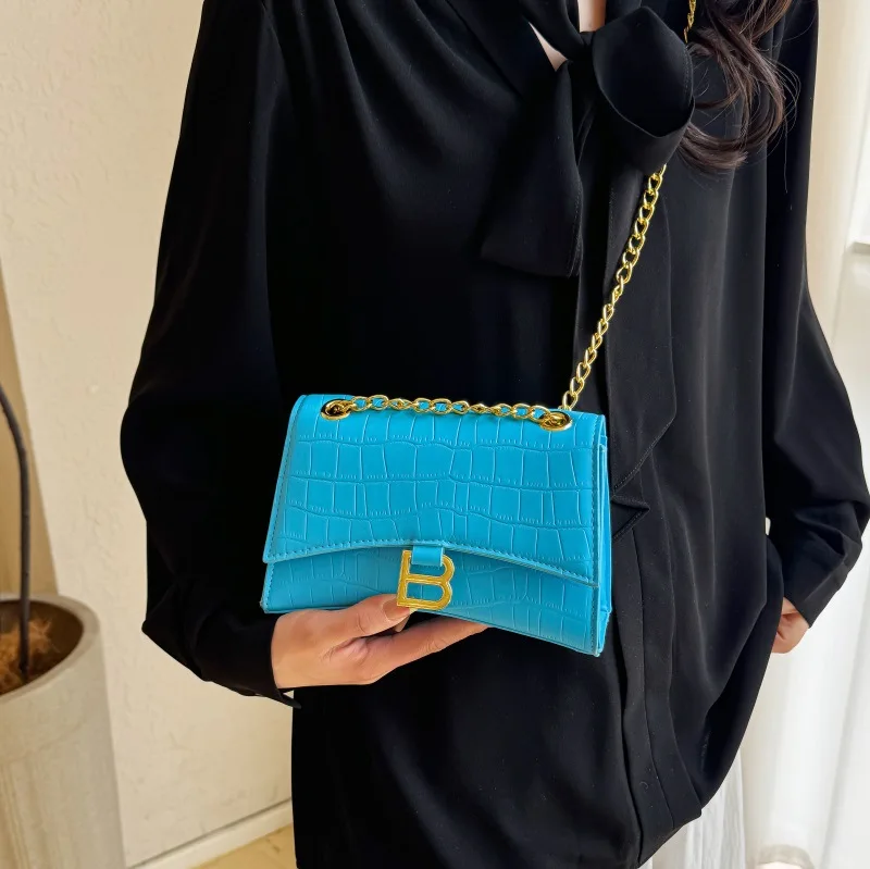 Bolso de hombro para mujer, bandolera con correa de cadena y textura de piedra con letras Sandhourglass, moderno y versátil