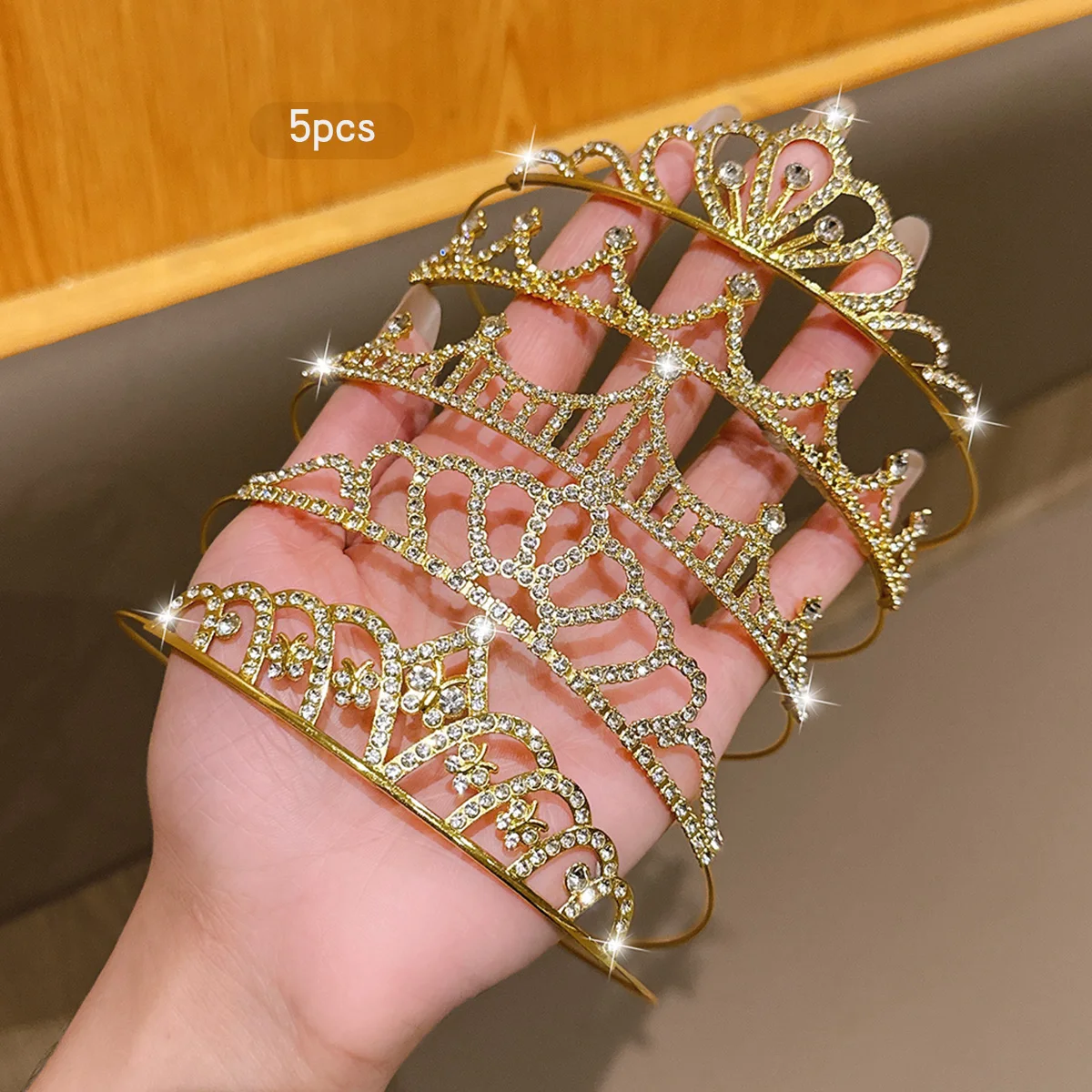 

5. модных и универсальных повязок на голову с милой золотой короной, подходящих для повседневных аксессуаров для волос.