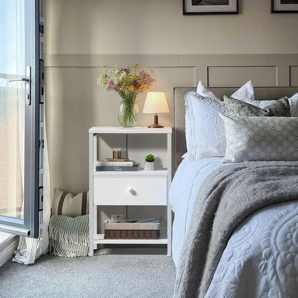 منضدة بيضاء مع قاعدة شحن، وحامل ليلي LED مع أدراج قماشية ورف، وطاولة بجانب السرير مع منافذ USB وOU