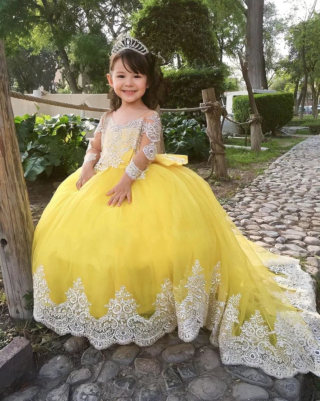 Applique bulu Tulle kuning lengan penuh dengan gaun gadis pita bunga untuk pesta ulang tahun belajar ulang tahun anak-anak