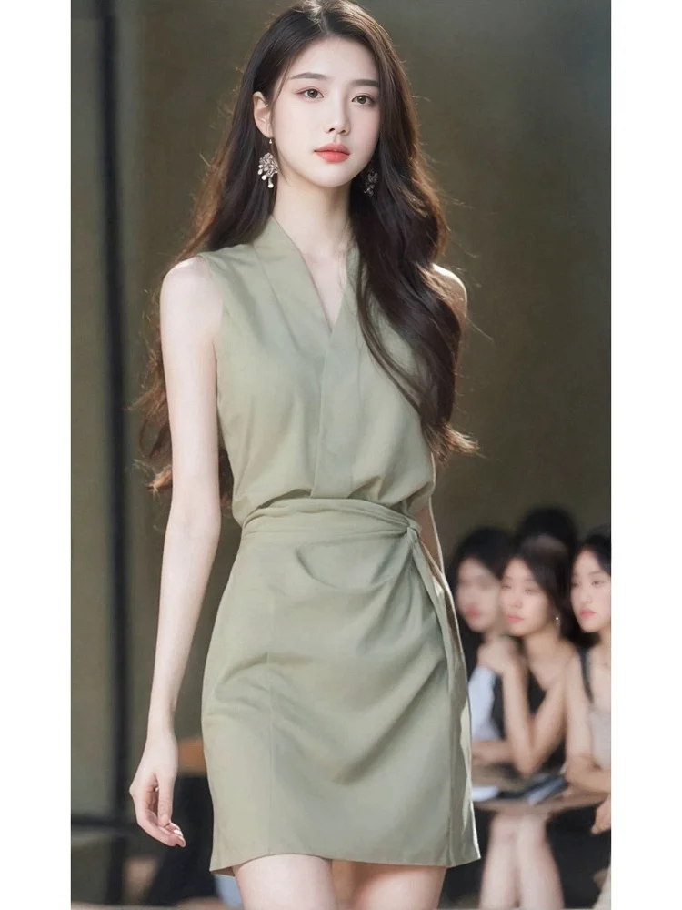 

Summer New Sle Women's Slim Fit Dr een Folded Waist Design Korean Commute Sle A-Line Skirt V-Neline Svel