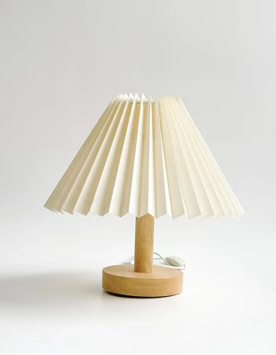 

Une lampe de bureau pliable illumine vos belles fesses galbées, mettant en valeur une courbe en S unique.