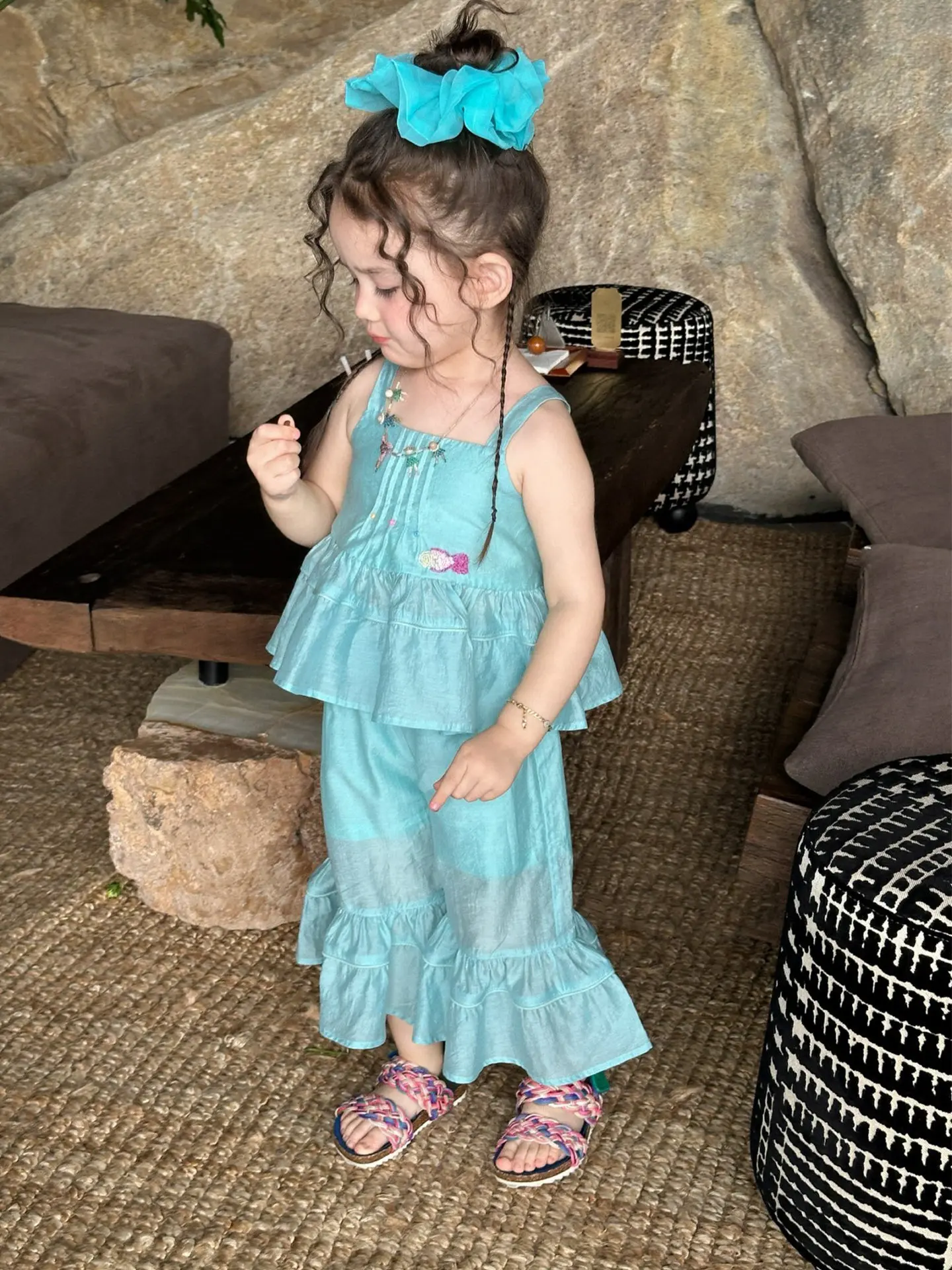 ensemble-d'ete-pour-filles-haut-bleu-a-licou-et-pantalon-a-volants-–-style-decontracte-pour-bebe-plusieurs-pieces-tendance-dopamine-respirant-et-confortable