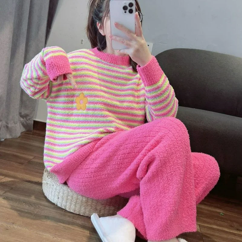 

Flower Sweet Rainbow Striped Pajamas Winter Women's Fleece Thickened Casual 95kg Loungewear Set 2024 New Comfortable and Simple