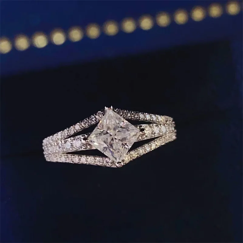

Platinum New 1-Carat Princess Cut Exquisite Fashion Ultra-Sparkling D-Color Moissanite Ring