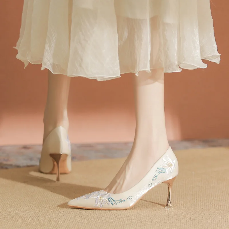 

2026 Ethnic Women's Apricot Floral Embroidery Pointed-Toe Stiletto 7.5cm High Heels Elegant Office Party Formal Shoes Q-436